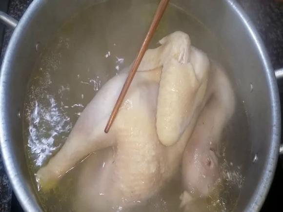 Việc luộc gà bằng nước nóng khiến da gà co đột ngột và nứt ra, gà luộc có hình thức không đẹp.