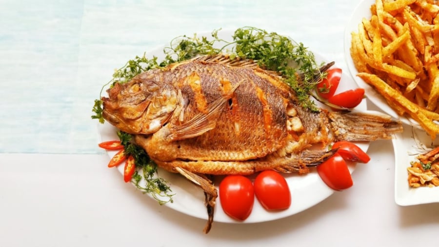 Rán cá nên nhớ cho thêm chút cốt chanh hoặc chút tinh bột vào chảo dầu cá sẽ vàng giòn hơn