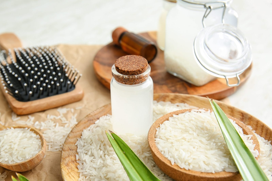 Nước vo gạo rất giàu vitamin B (còn gọi là inositol), một loại carbohydrate kích thích tóc mọc nhanh và dày hơn.