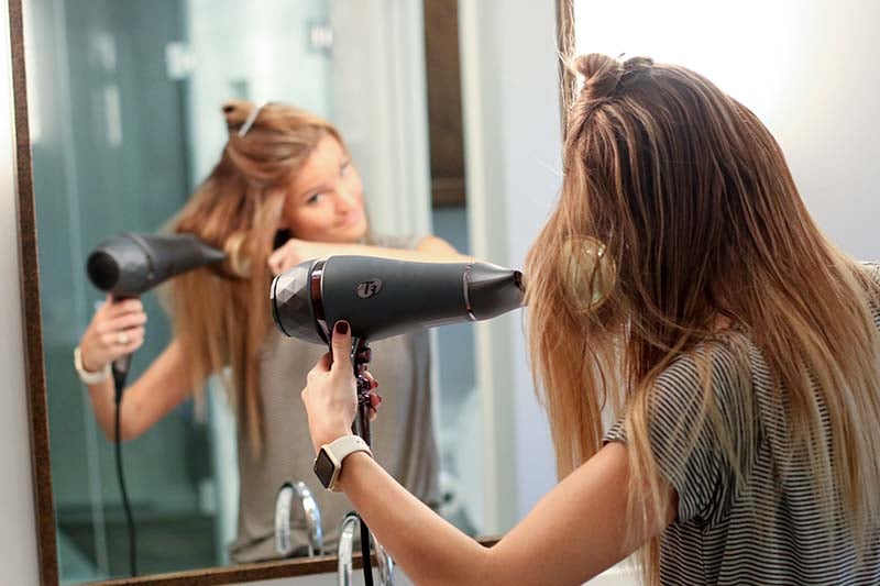 Bạn chỉ nên thoa kem dưỡng từ giữa thân tóc đến ngọn tóc, sẽ giúp tóc mềm mượt.