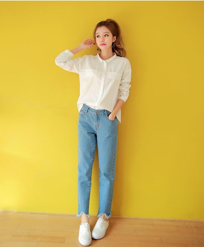 Sự kết hợp giữa áo sơ mi trắng và quần jeans xanh đơn giản nhưng vẫn đủ sức giúp người mặc có được vẻ ngoài nổi bật.