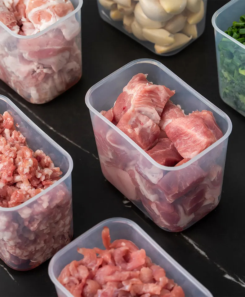 Sau khi mua thịt về, cắt thành những miếng nhỏ vừa ăn và sơ chế sạch sẽ, bạn có thể cho thịt vào những hộp đựng thực phẩm có nắp đậy kín.