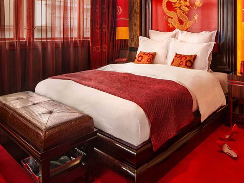 Cuối giường khách sạn thường có có một tấm vải trải ngang. 