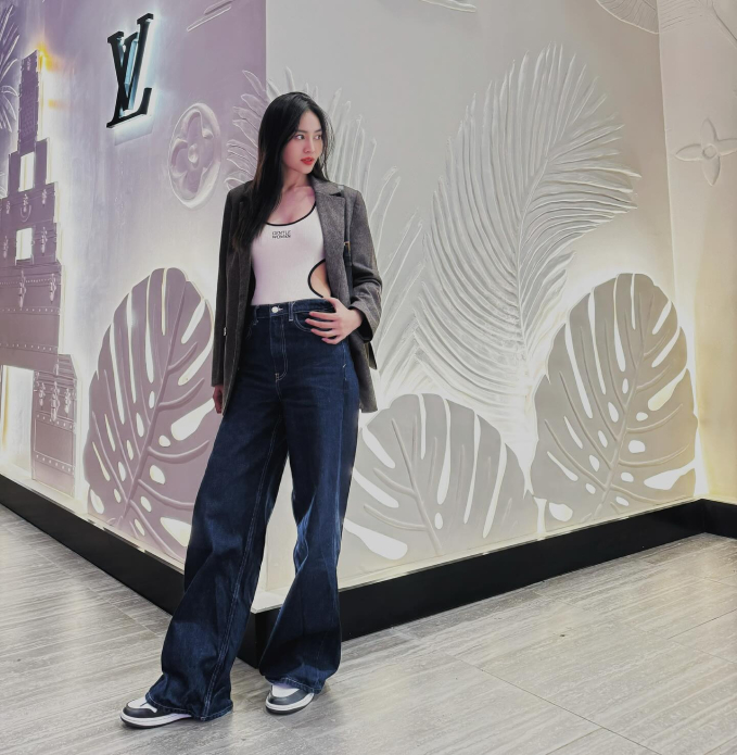 Áo khoét eo, quần jeans ống suông của Ninh Dương Lan Ngọc vẫn rất ấn tượng. Cô đã cộng thêm điểm thanh lịch cho outfit bằng cách khoác ngoài áo blazer. 

