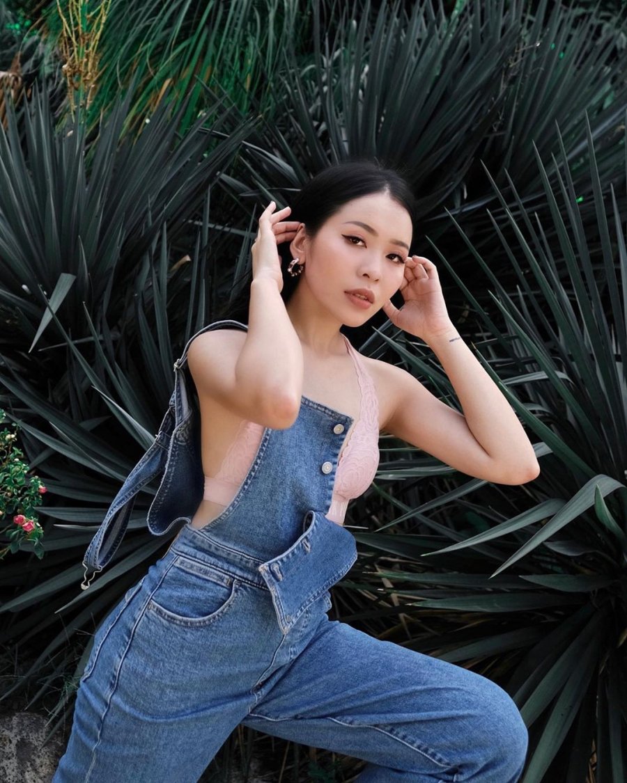 Yếm là một món đồ quen thuộc trong phong cách retro nhờ khả năng đem lại “chất” vintage tức thì.