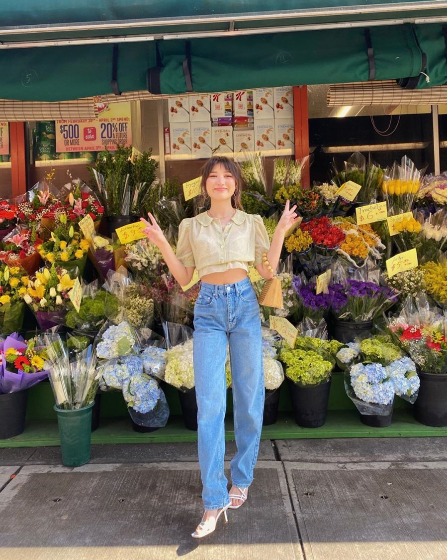 Bộ đôi mom jeans và crop top mang lại vẻ ngoài mới mẻ cho những cô nàng yêu thích phong cách vintage aesthetic.