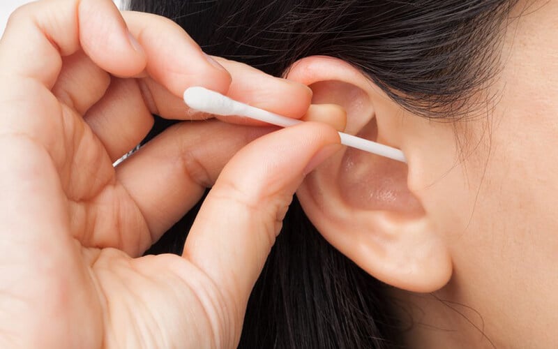 Vệ sinh tai quá sạch sẽ cũng không tốt vì có thể khiến các tế bào lông bị tổn thương.