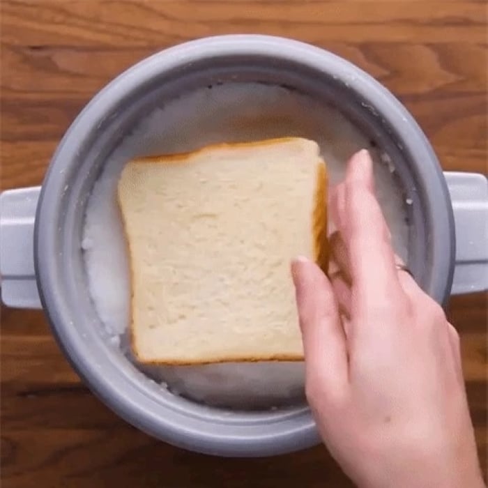Bánh mì sẽ hút bớt phần nước thừa, khiến cơm bớt nhão hơn