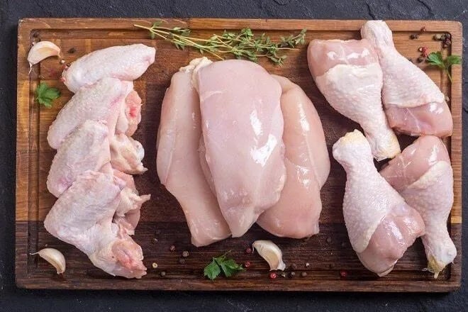 Trước khi tiến hành chế biến, điều quan trọng là phải kiểm tra bề ngoài của thịt gà để đánh giá xem có dấu hiệu ôi thiu hay không