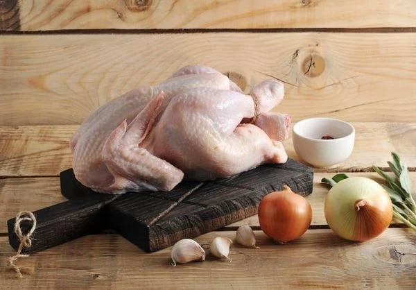 Một trong những cách đơn giản để phát hiện thịt gà không còn tươi là thông qua mùi của nó
