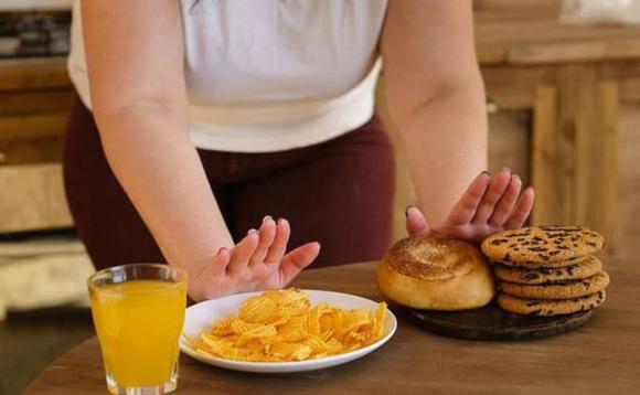 Theo các chuyên gia, bạn nên ăn sáng vào khoảng 6-7h. Nếu bạn thức dậy muộn vào khoảng 9h, bạn có thể bỏ qua bữa sáng và chuyển sang ăn trưa sớm hơn một chút.

