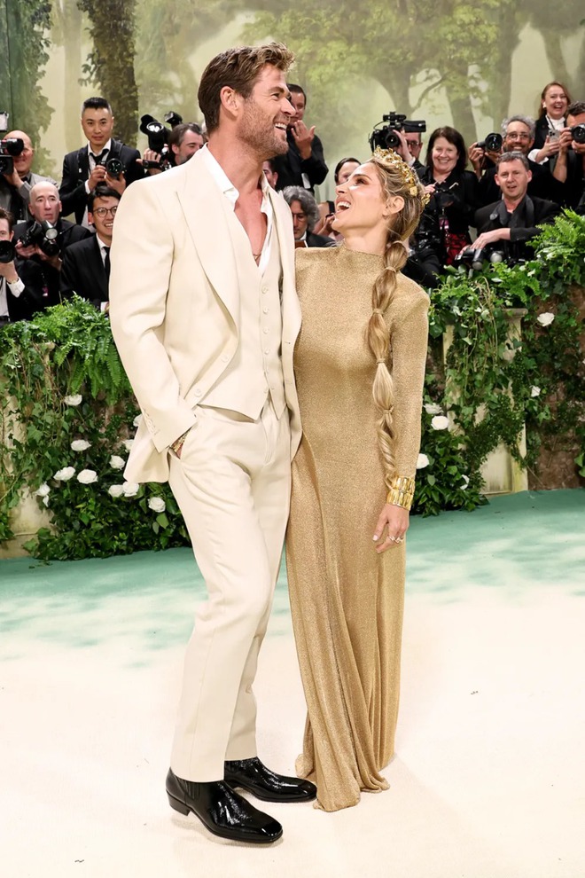Chris Hemsworth xuất hiện cùng vợ mình là Elsa Pataky trong trang phục Tom Ford nhưng bị chê nhạt nhẽo. 

