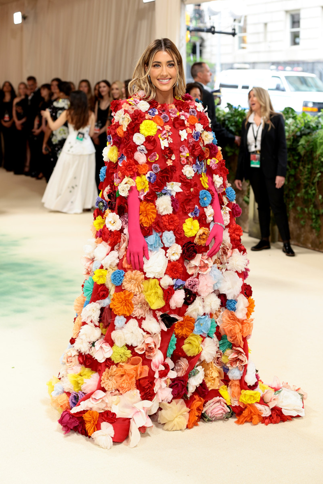 Nữ diễn viên Jessica Serfaty diện một outfit rừng hoa chỉ thiếu sự sang trọng, cao cấp.


