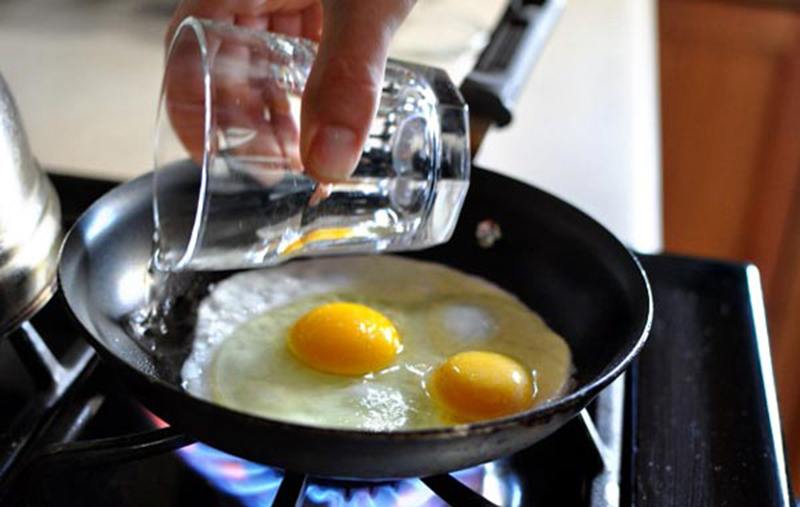 Cách rán trứng không cần dùng mỡ