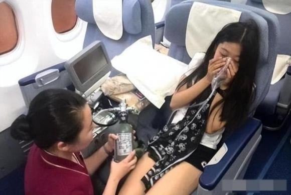Trên chuyến bay, đôi khi bạn có thể gặp phải những rắc rối về sức khỏe không lường trước được.