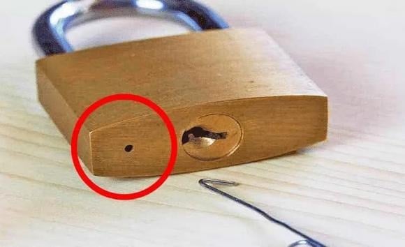 Lỗ nhỏ được tìm thấy ở phía dưới của ổ khóa không phải là một chi tiết thiết kế ngẫu nhiên.