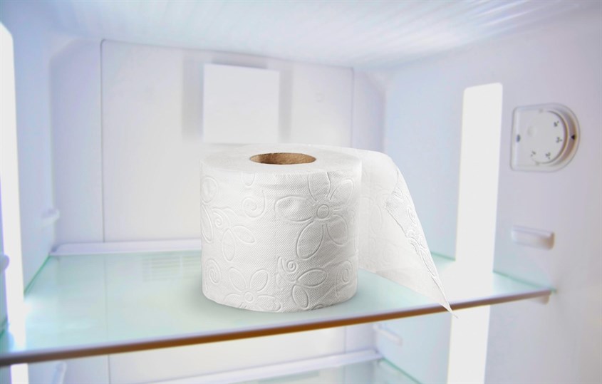 Đặt cuộn giấy vệ sinh vào tủ lạnh