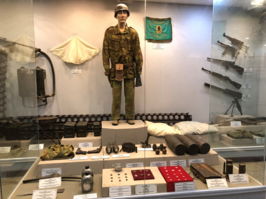 Bảo tàng Điện Biên Phủ trưng bày 274 cổ vật và 122 bức họa phản ánh những trận đánh chủ chốt của chiến dịch Điện Biên Phủ