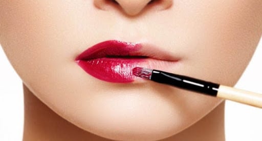 Khi kẻ môi, bạn nên chọn bút chì màu nude hoặc màu nhạt hơn màu son để không lộ.
