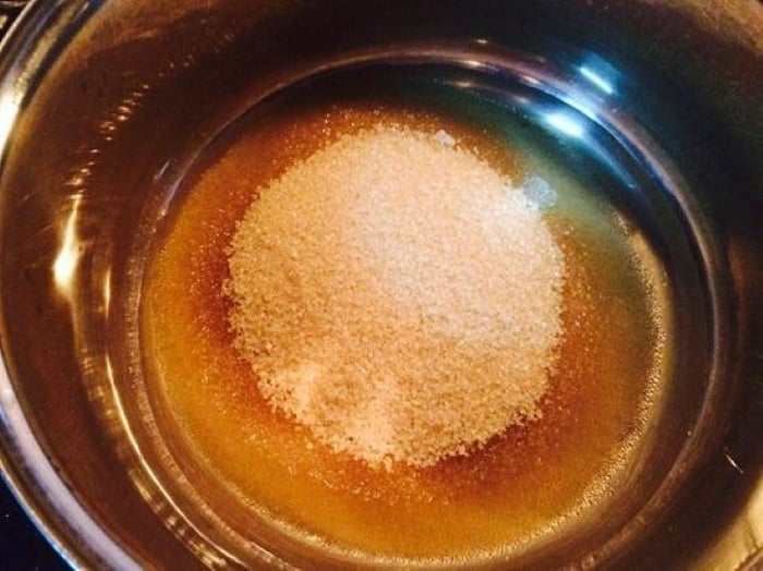 Cách pha chḗ nước ᵭường ᵭể ʟàm trà ᵭào cam sả