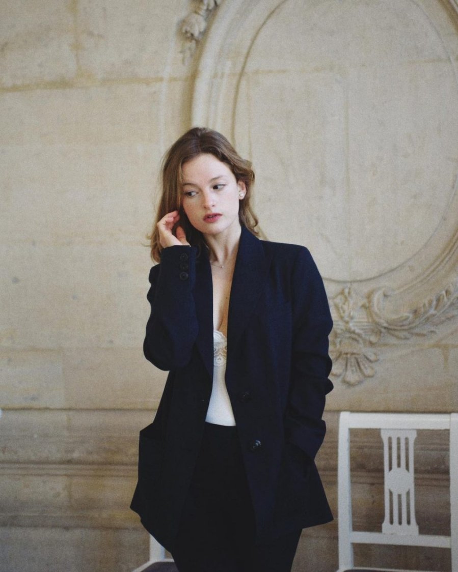 Blazer mix với hai dây mang vẻ quyến rũ. 