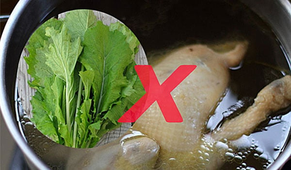 Nấu canh rau cải bằng nước luộc gà có thể xảy ra mâu thuẫn về tính nhiệt, dẫn đến rối loạn tiêu hóa hoặc tổn thương cho khí huyết