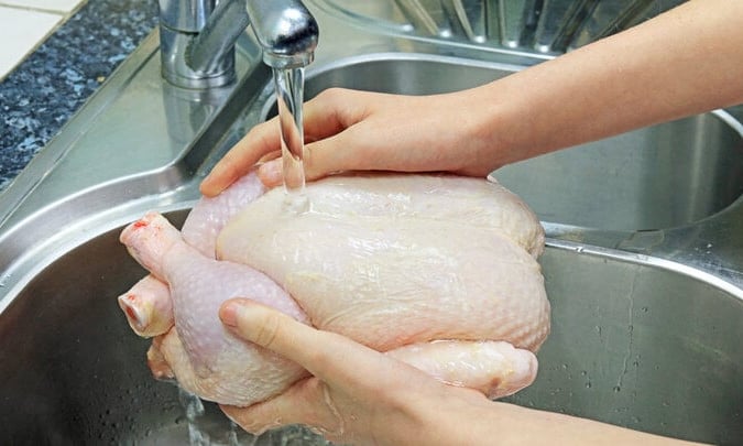 Rửa thịt gà dưới vòi nước sau khi nó đã rã đông có thể gây ra rủi ro lan truyền vi khuẩn Campylobacter,