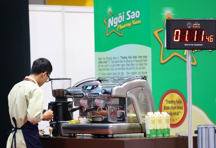 Các thí sinh thực hiện phần thi pha chế, vẽ Latte Art