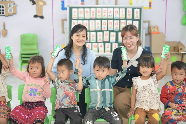 Gần 1.500 em nhỏ miền cao Điện Biên đón niềm vui uống sữa mỗi ngày từ Quỹ Sữa Vươn Cao Việt Nam.