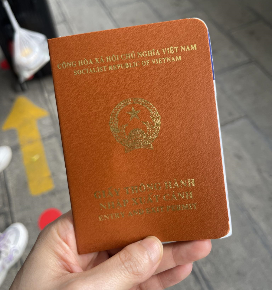 Để đến các điểm du lịch ở Trung Quốc nói trên, thay vì sử dụng hộ chiếu và xin visa, du khách có thể sử dụng giấy thông hành.