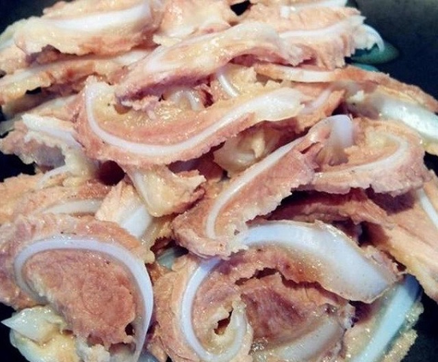Xương lưỡi liềm và lớp thịt bao quanh là bộ phận được coi là tinh túy nhất của lợn, với hương vị thơm ngon, thịt mềm và ngọt