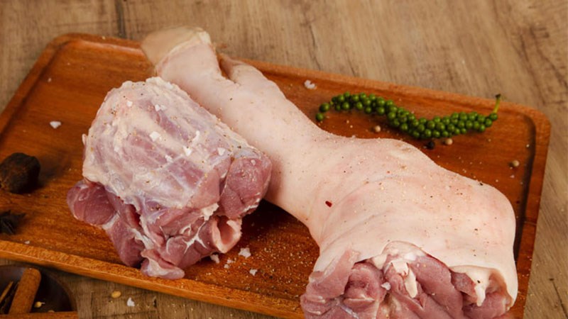 Bắp chân trước của lợn cung cấp thịt nạc đậm màu, cứng cáp nhưng vẫn giữ được độ mềm và giòn