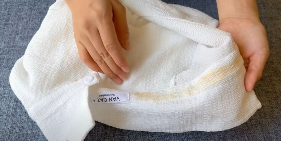 Dùng chanh kết hợp với bột giặt có thể giúp tẩy trắng quần áo bị ố vàng.