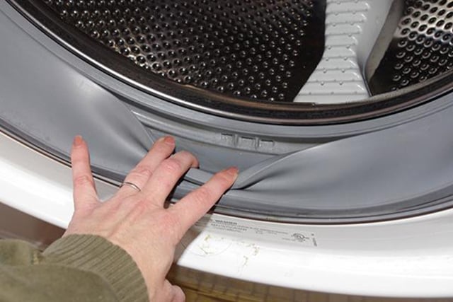 Vệ sinh gioăng cao su là một bước quan trọng không thể thiếu khi làm sạch máy giặt