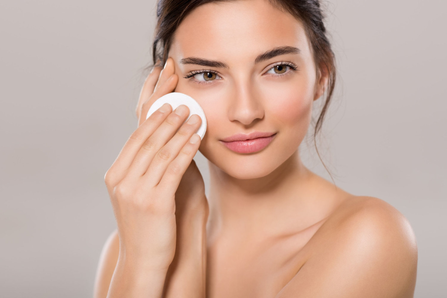 Tẩy trang và rửa mặt là hết sức quan trọng, tránh cho làn da bị mụn, da cũng sẽ dễ bị lão hóa và xấu đi.