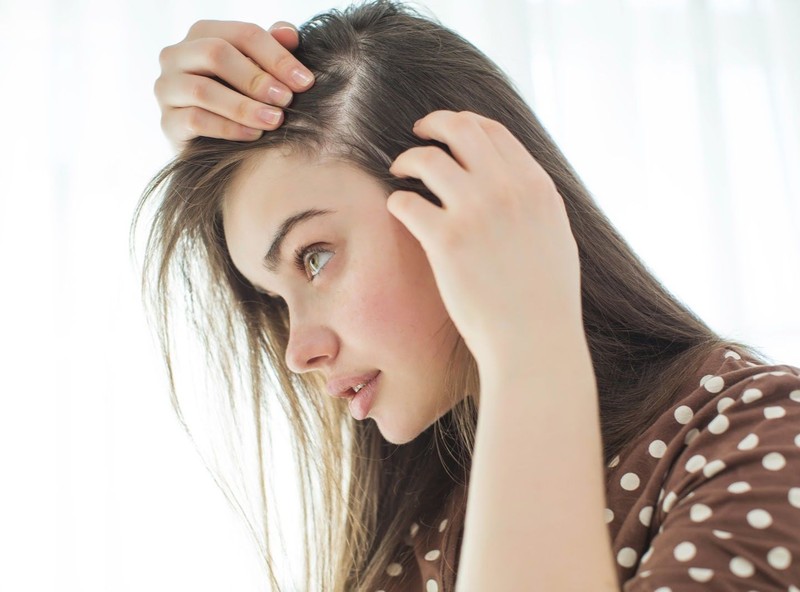 Việc chịu đựng áp lực và căng thẳng kéo dài có thể dẫn đến tình trạng tóc bạc sớm.