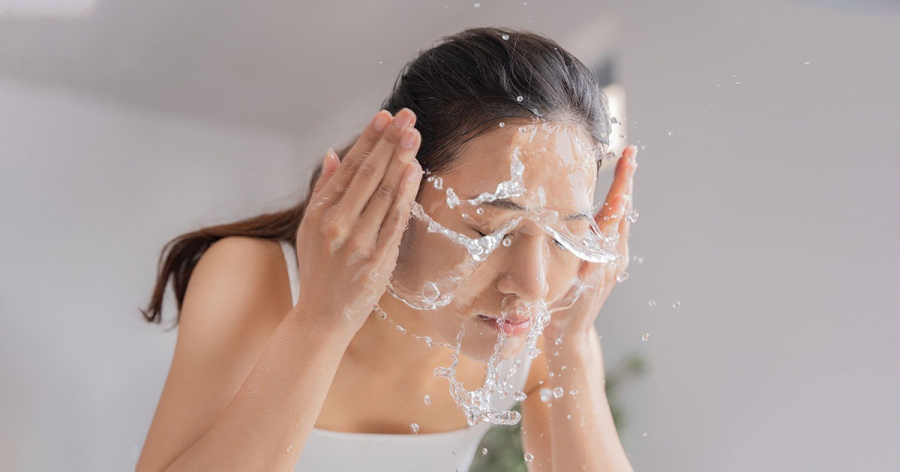 Không rửa tay trước khi rửa mặt sẽ tạo điều kiện cho vi khuẩn lây nhiễm lên da.