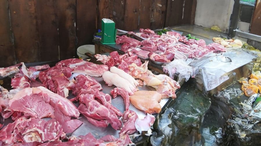 Thịt lợn để trên bàn