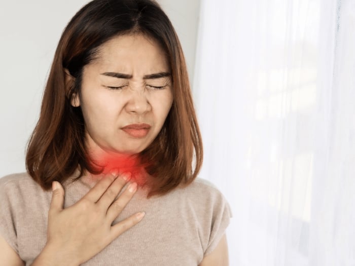 Nếu nhận thấy tình trạng đau họng kéo dài trên 3 tuần, người bệnh cần nhanh chóng tới các cơ sở y tế để được chẩn đoán chính xác nhất. (Ảnh minh họa)
