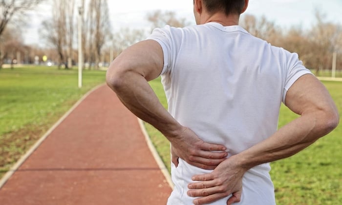 Đau nhức xương, đặc biệt là khu vực thắt lưng được xem là triệu chứng phổ biến nhất của ung thư xương.