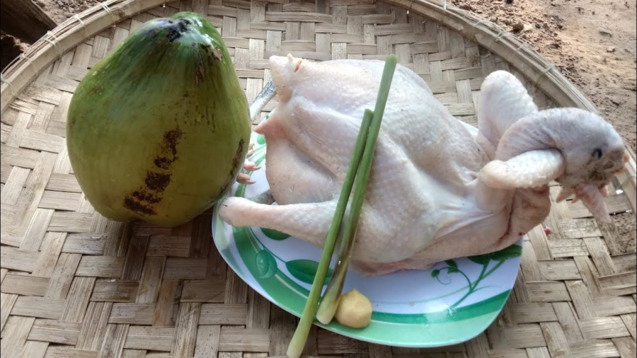 Dùng nước dừa để luộc gà là một ý tưởng tuyệt vời để tạo ra một món ăn độc đáo và thơm ngon.
