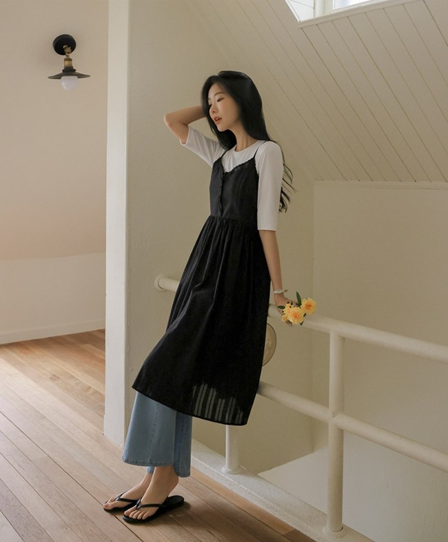 Với váy dây ren, bạn có thể mặc riêng rẽ hoặc kết hợp cùng áo thun thành kiểu mặc layer.