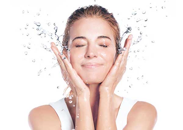 Làm sạch da với sữa rửa mặt là bước chăm sóc bắt buộc.