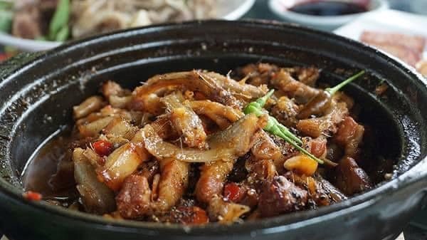 Tại các nhà hàng và quán ăn ở An Giang, món cá hủn hỉn kho tiêu rất được lòng du khách