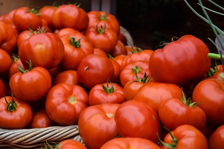 Việc chọn mua cà chua ngon là một bước quan trọng để đảm bảo bạn có được nguyên liệu tốt nhất cho các món ăn của mình. 