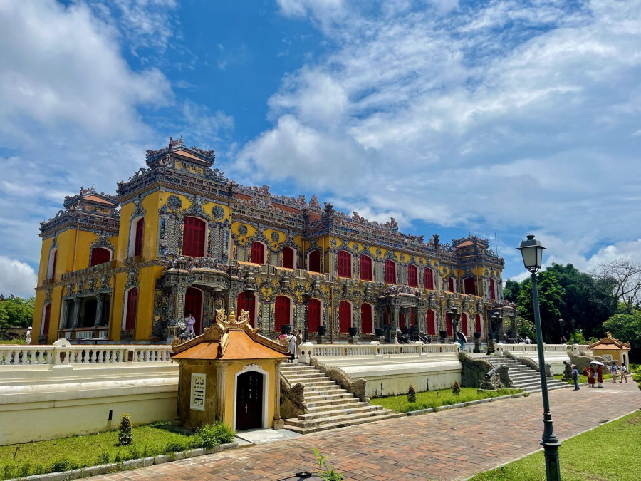 Điện Kiến Trung bên trong Đại Nội Huế. Du khách đến du lịch Huế nhất định phải ghé thăm địa điểm này.