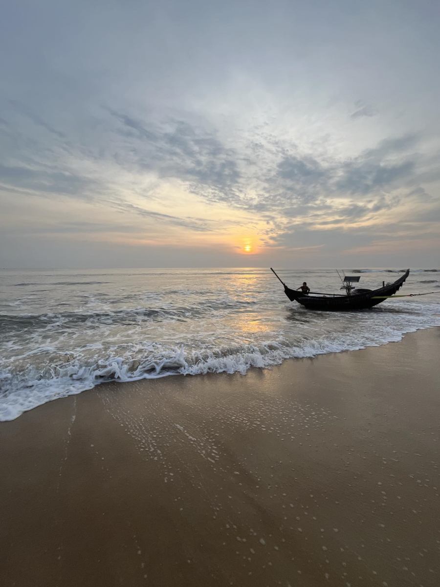 Đến du lịch Huế, du khách còn có thể khám phá các khu vực đầm, phá, biển.