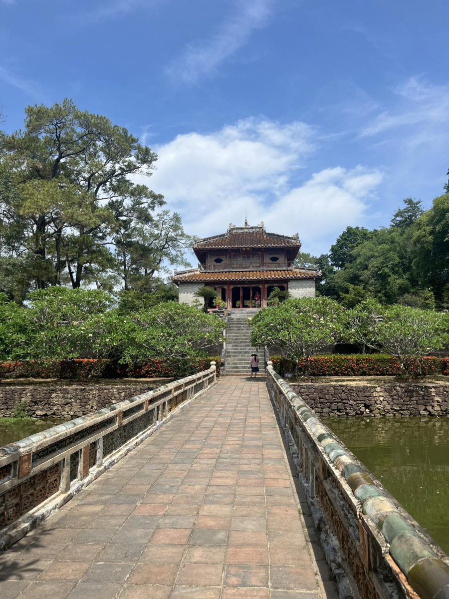 Khuôn viên bên trong lăng Minh Mạng - một điểm du lịch Huế nổi tiếng.