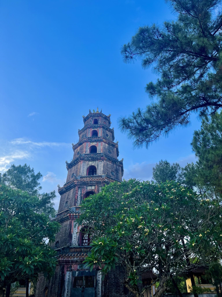 Tòa tháp Phước Duyên trong khuôn viên chùa Thiên Mụ. Đây là một địa điểm du lịch Huế miễn phí, mở cửa tự do cho du khách thăm quan.