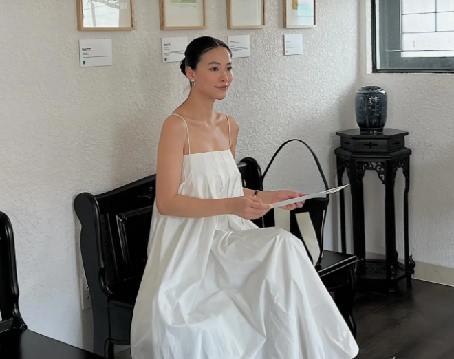Yêu thích sự đơn giản, chị em hãy diện váy trắng dáng suông như lựa chọn của Phương Khánh.